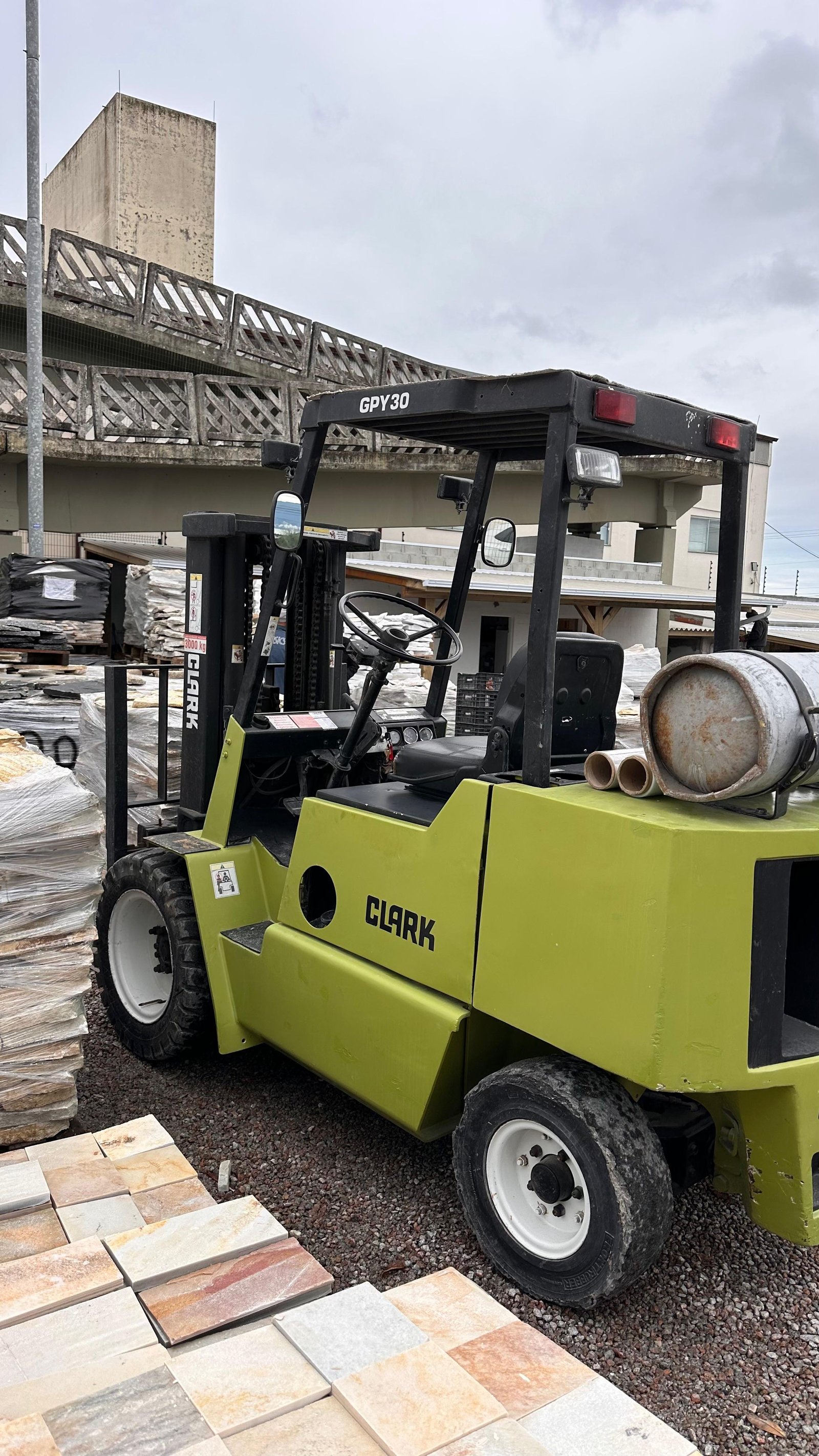 Empilhadeira Combustão - Clark - GPY30