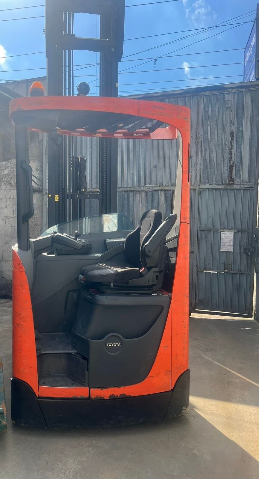 Empilhadeira Retrátil - Toyota BT - RRE140