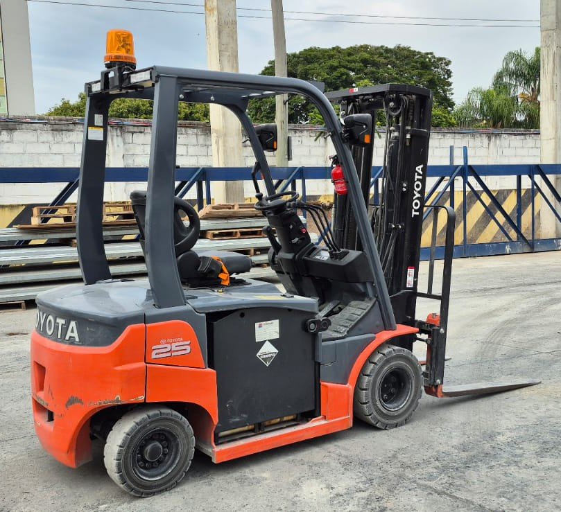 Empilhadeira Contrabalanceada - Toyota - 8FBN25