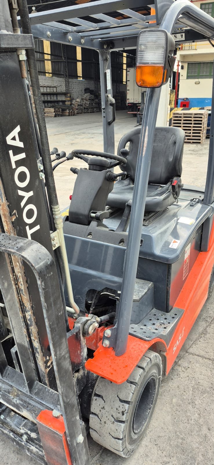 Empilhadeira Contrabalanceada - Toyota - 8FBN25