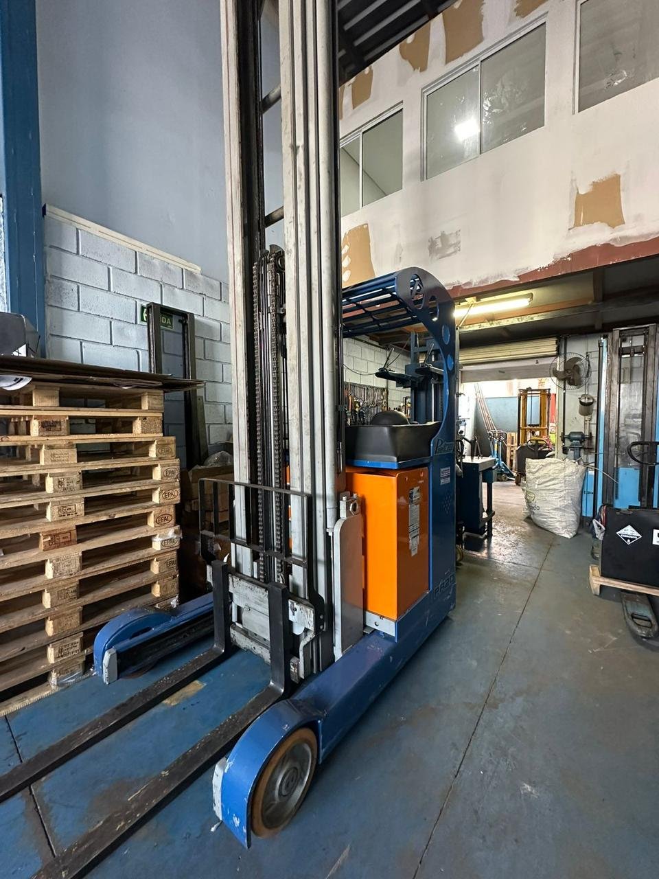 Empilhadeira Retrátil - Paletrans - PR2010