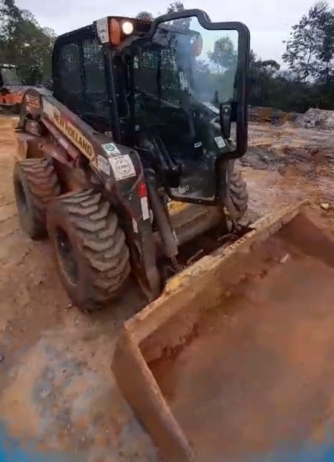 Mini Carregadeira - New Holland - L320