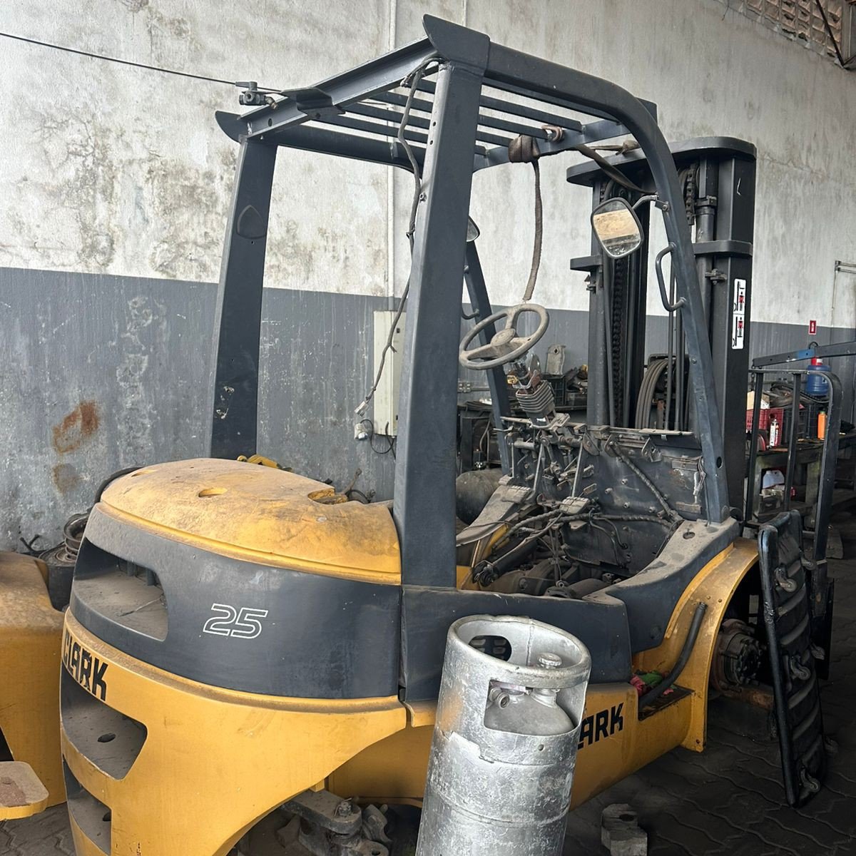 Empilhadeira Combustão - 02 Clark - CMP25