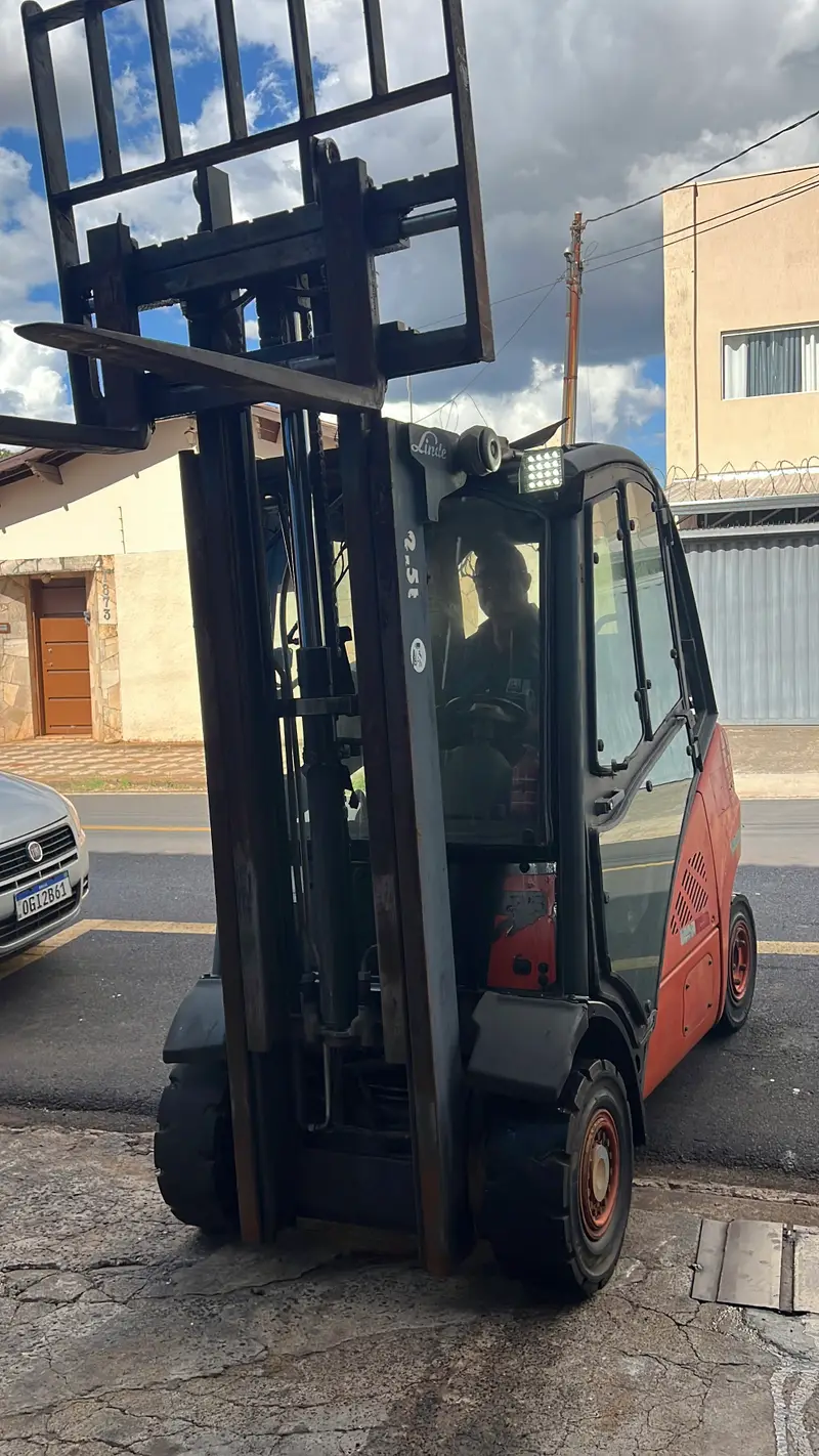 Empilhadeira Combustão - Linde - H25T Cabinada