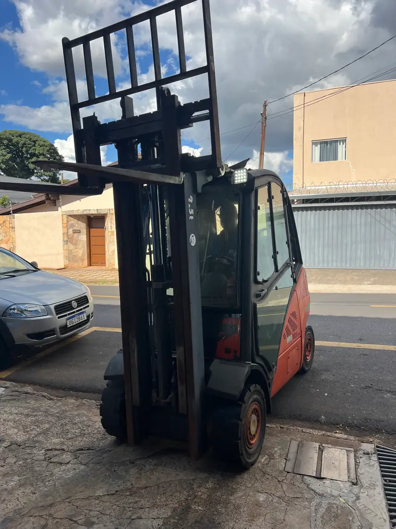 Empilhadeira Combustão - Linde - H25T Cabinada