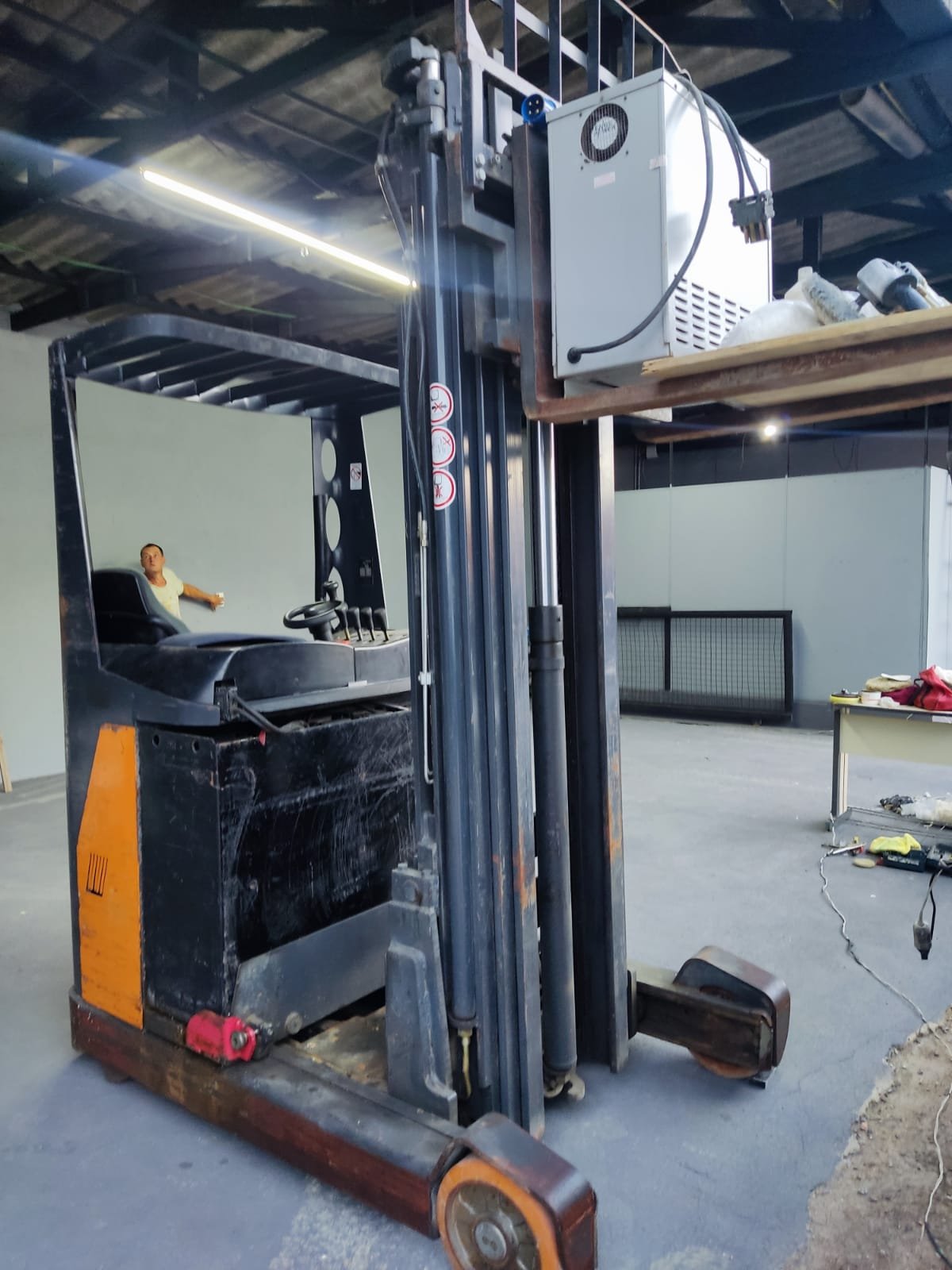 Empilhadeira Retrátil - Still - FME17