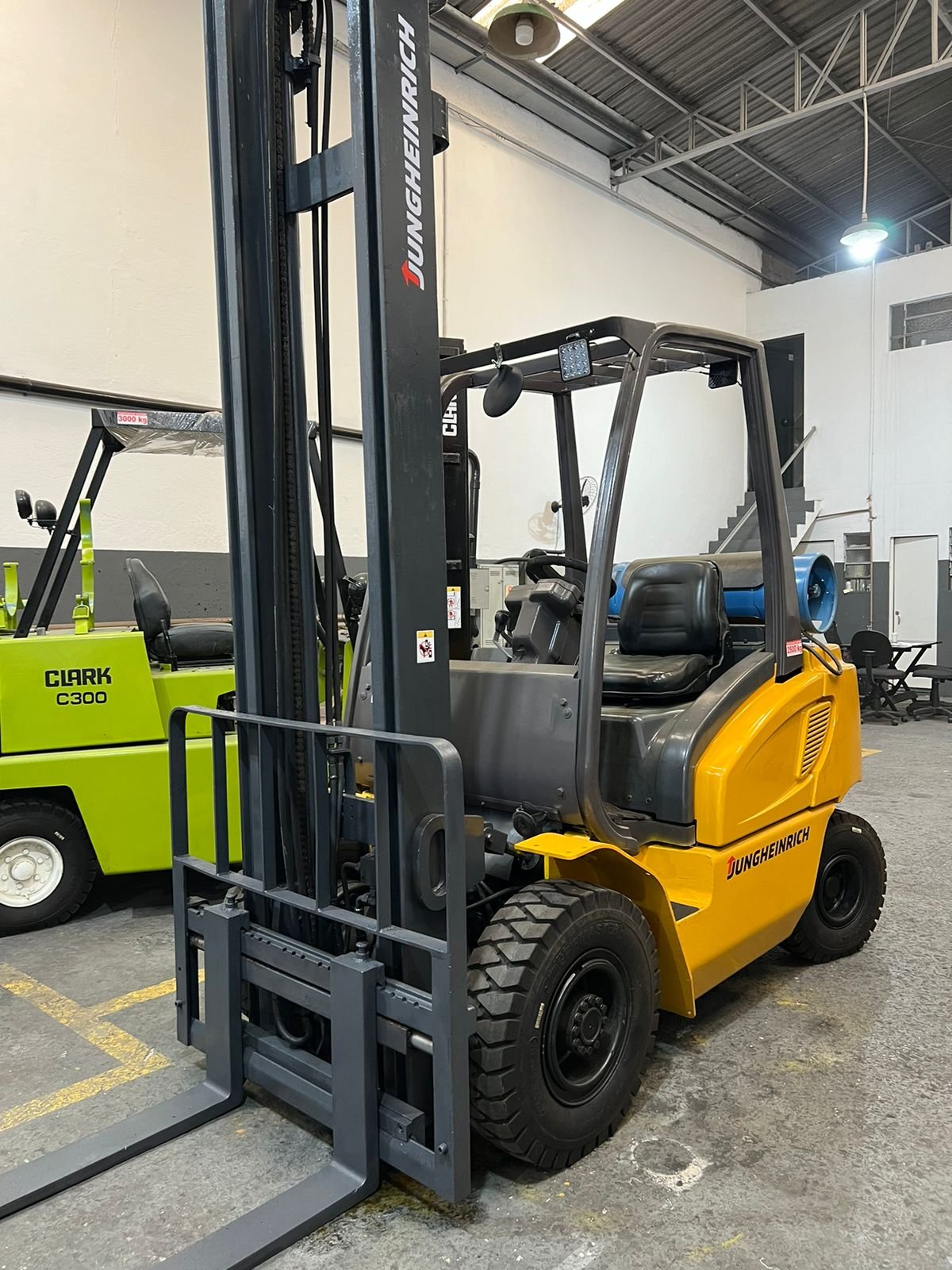 Empilhadeira Combustão - Jungheinrich - TFG25