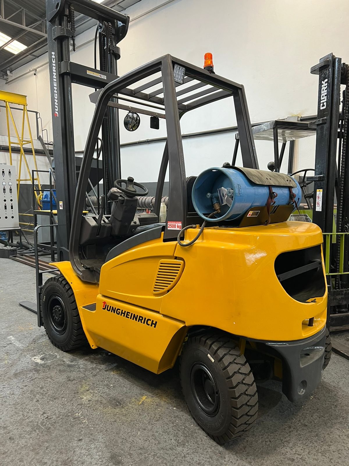 Empilhadeira Combustão - Jungheinrich - TFG25