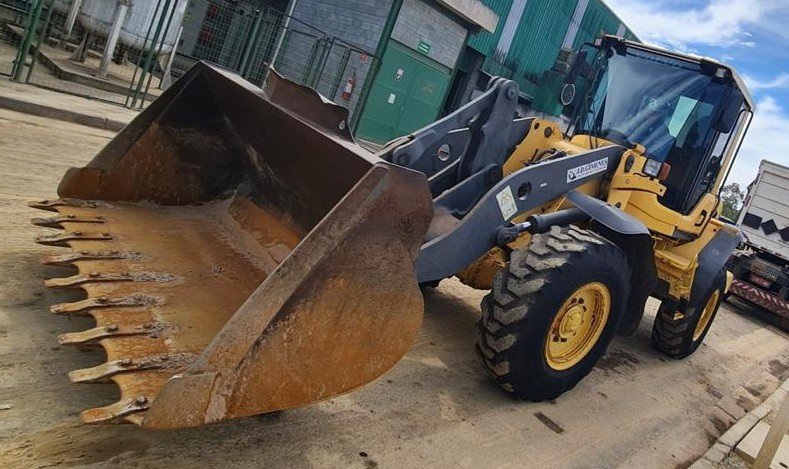 Pá Carregadeira - Volvo - L60F