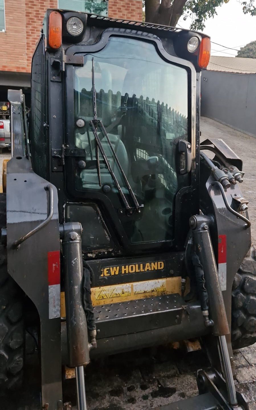 Mini Carregadeira - New Holland - L225