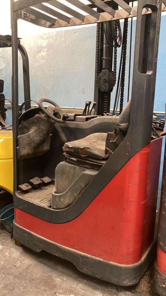 Empilhadeira Retrátil - 02 Linde - R14