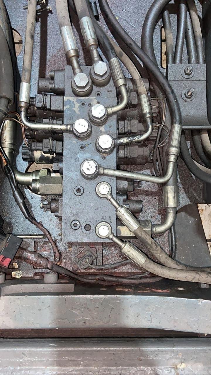 Empilhadeira Retrátil - 02 Linde - R14