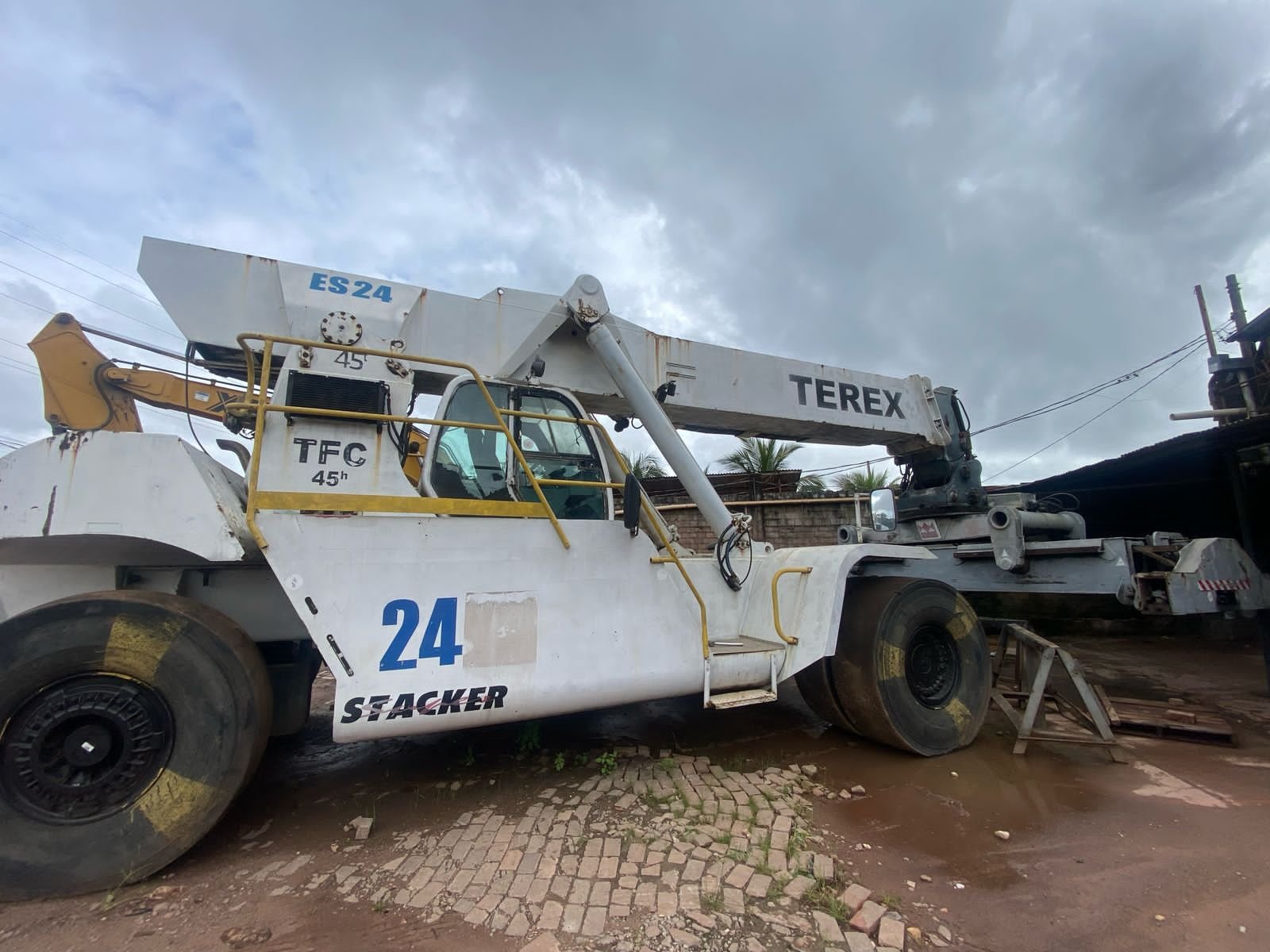 Empilhadeira Reach Stacker - Terex - TFC45