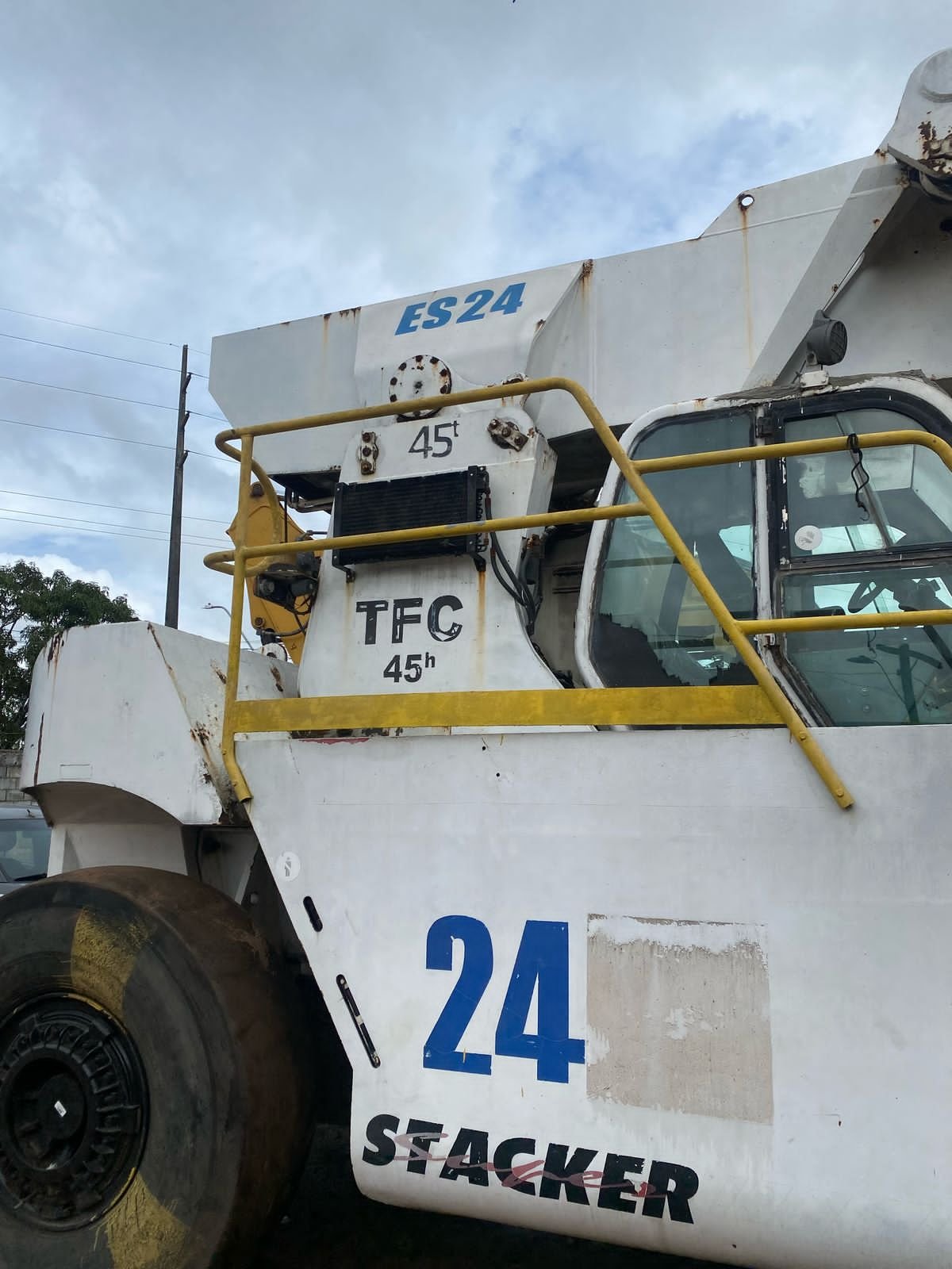 Empilhadeira Reach Stacker - Terex - TFC45