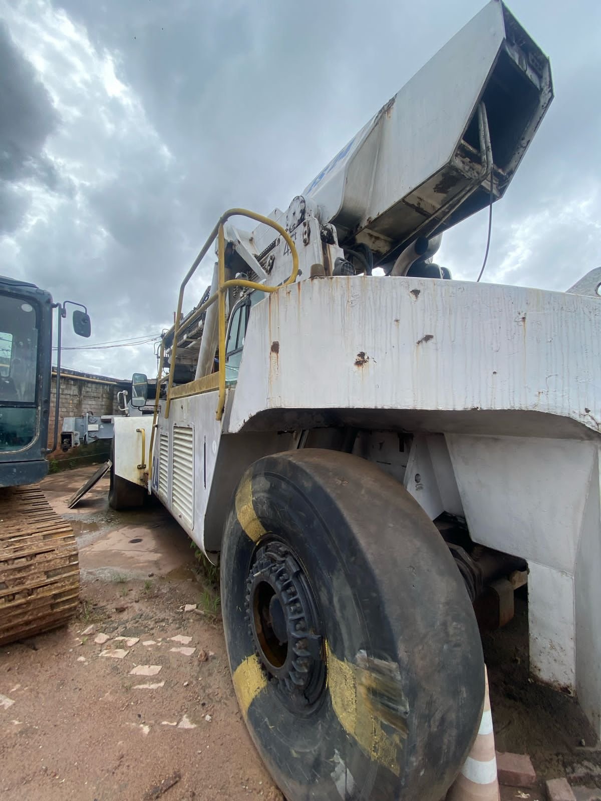 Empilhadeira Reach Stacker - Terex - TFC45