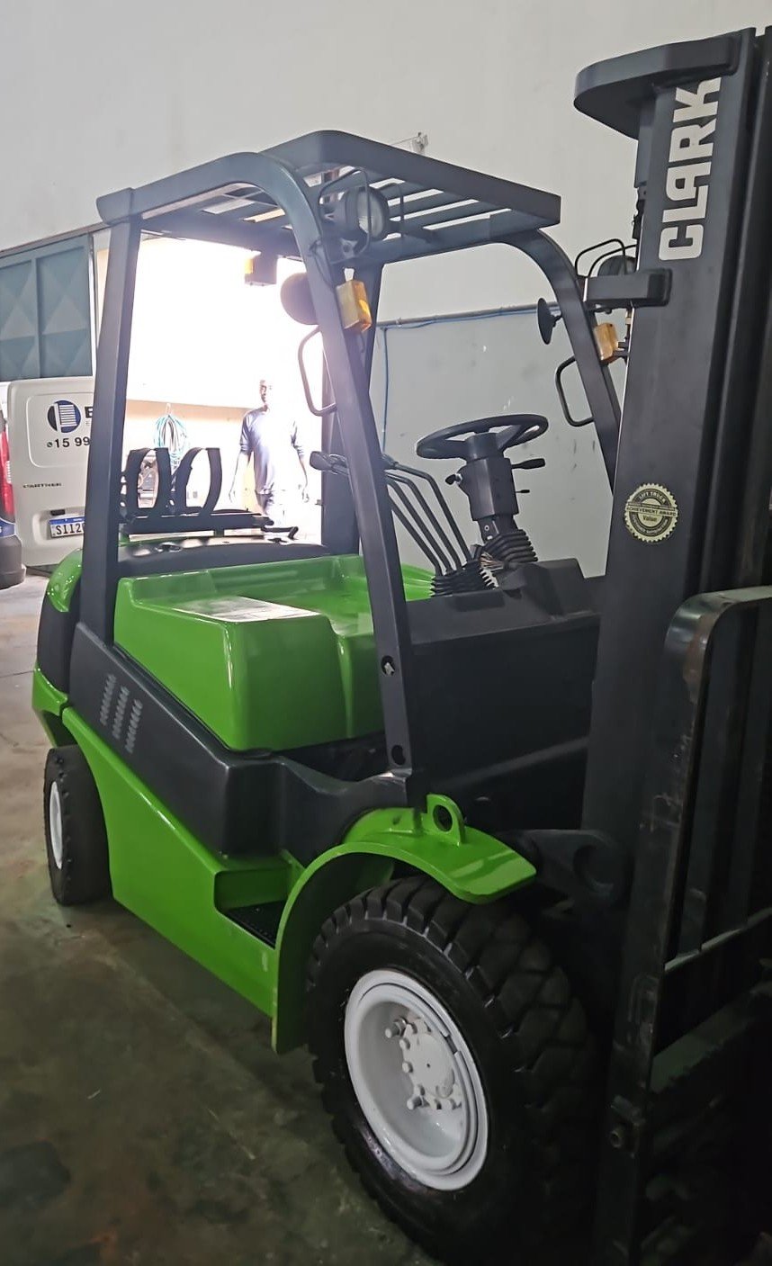 Empilhadeira Combustão - Clark - C25