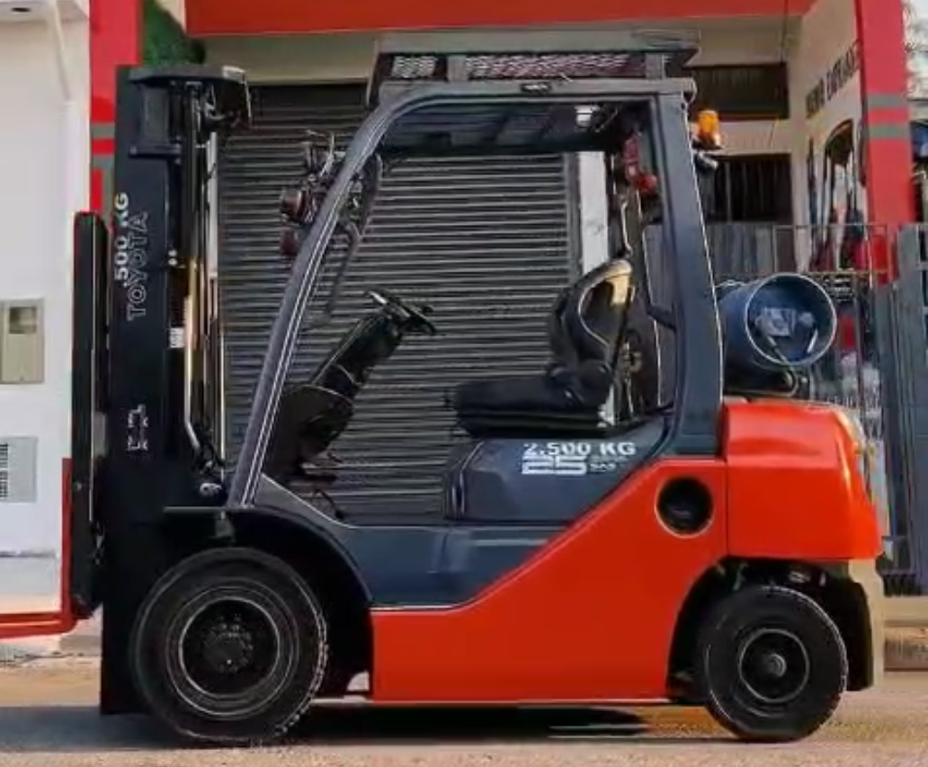 Empilhadeira Combustão - Toyota - 8FG25