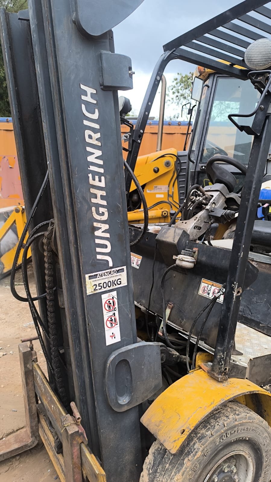 Empilhadeira Combustão - Jungheinrich - DFG25