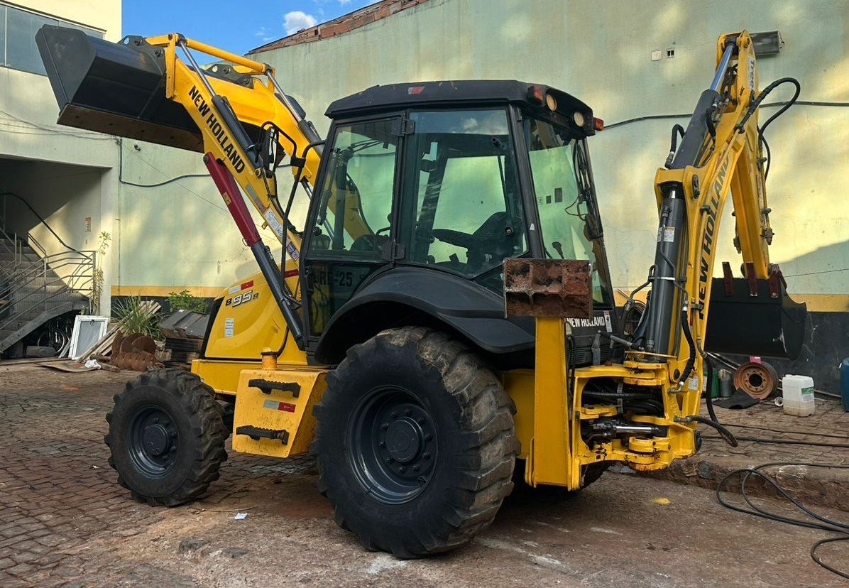 Retroescavadeira - New Holland - B95B