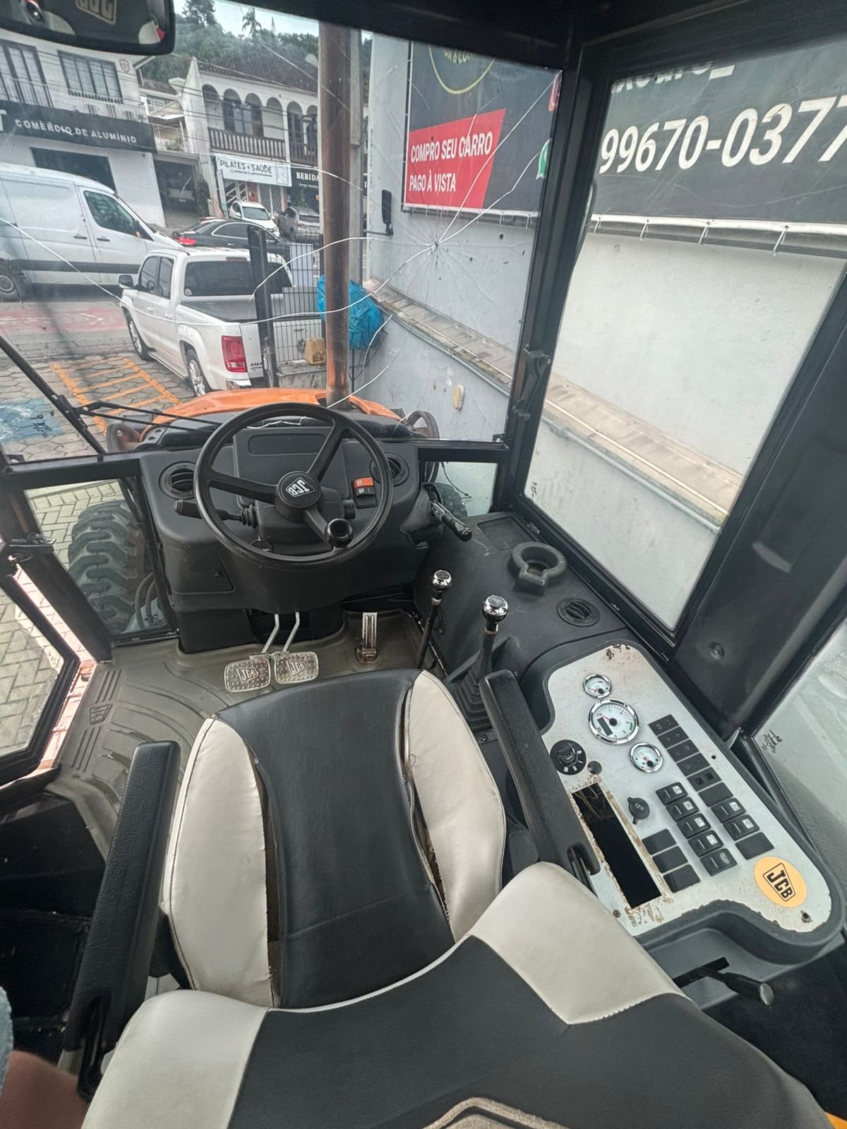 Retroescavadeira - JCB - 3C Plus