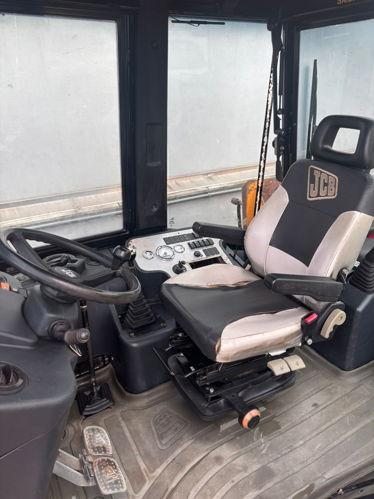 Retroescavadeira - JCB - 3C Plus