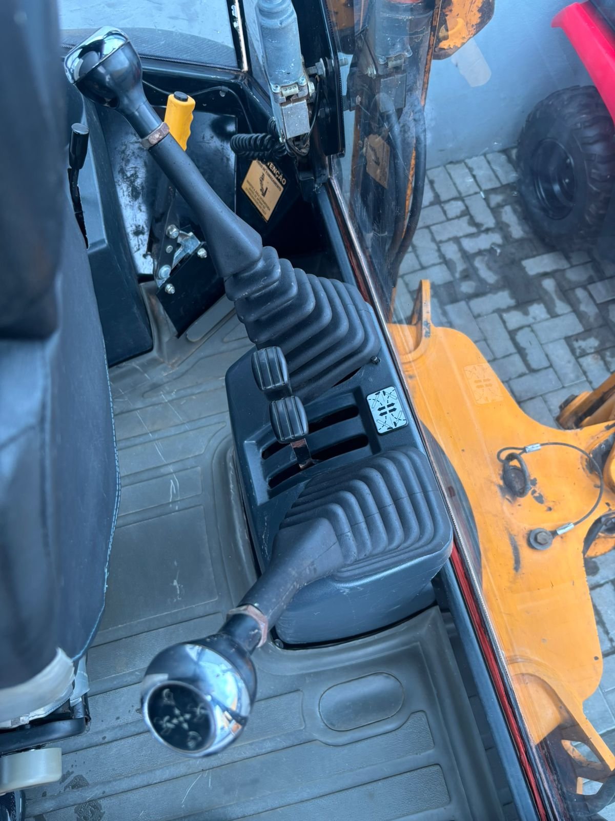 Retroescavadeira - JCB - 3C Plus